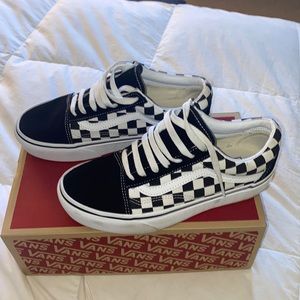 Checker van platforms